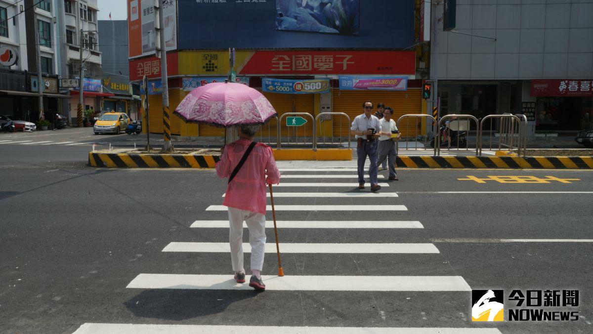 ▲汽機車駕駛，行經斑馬線時必須暫停禮讓行人先過。（示意圖／記者陳雅芳攝，2020.05.16）