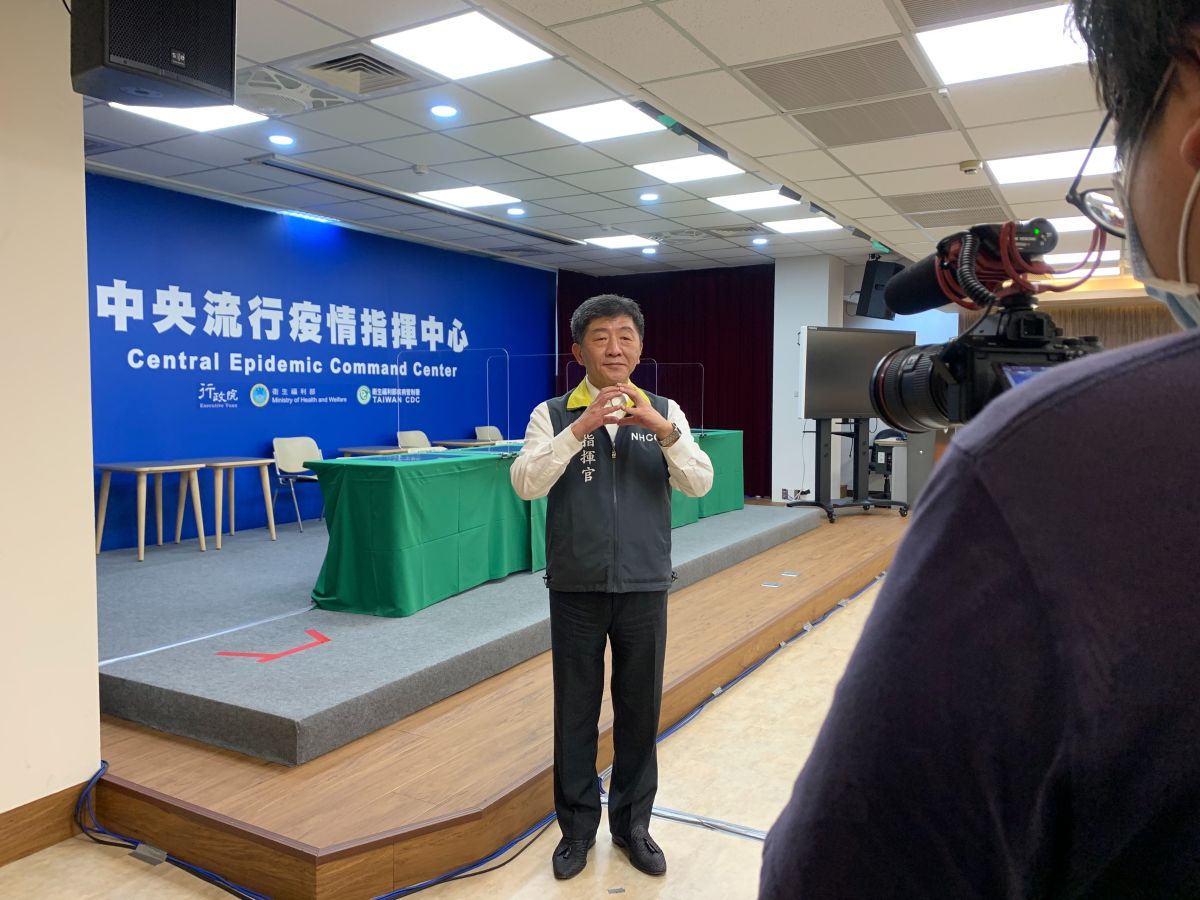 ▲衛福部長陳時中幫文化總會520線上音樂會拍攝用手畫圈的示範影片，象徵期許「疫情歸零」。（圖／文化總會提供）