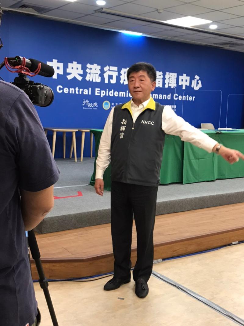 ▲▲衛福部長陳時中幫文化總會520線上音樂會拍攝用手畫圈的示範影片,象徵期許「疫情歸零」。(圖/文化總會提供)