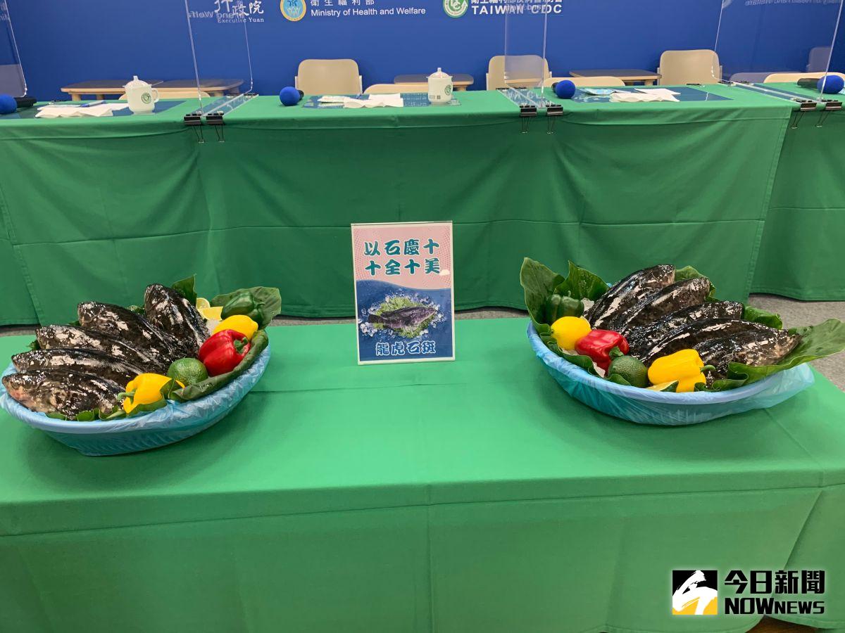 ▲台灣已連續10天新冠肺炎零確診案例，中央流行疫情指揮中心5月17日特別擺出10尾龍虎石斑魚，以「石慶十」象徵「十全十美」。（圖／記者顏真真攝，2020）