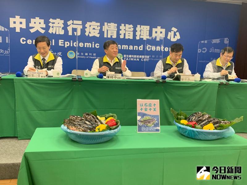 ▲台灣已連續10天新冠肺炎零確診案例,中央流行疫情指揮中心準備了10尾龍虎石斑魚及魚湯,指揮官陳時中更現場品嚐了起來,還直喊湯很鮮甜。(圖/記者顏真真攝,2020)