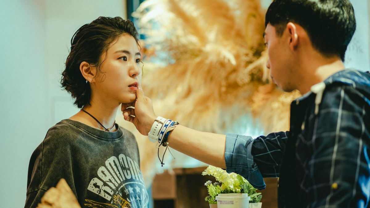 ▲王可元（右）在劇中用手抹掉陳璇臉上的番茄醬。（圖 / 華視提供）