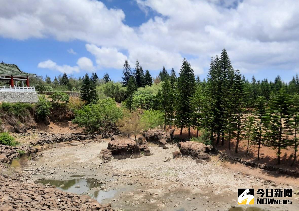 ▲澎湖林務所天人湖因施工的緣故，未將水源引入湖中，造成已故石雕大師呂石養雕刻的海龜雕塑完全裸露在外。（圖／記者張塵攝，2020.05.17）