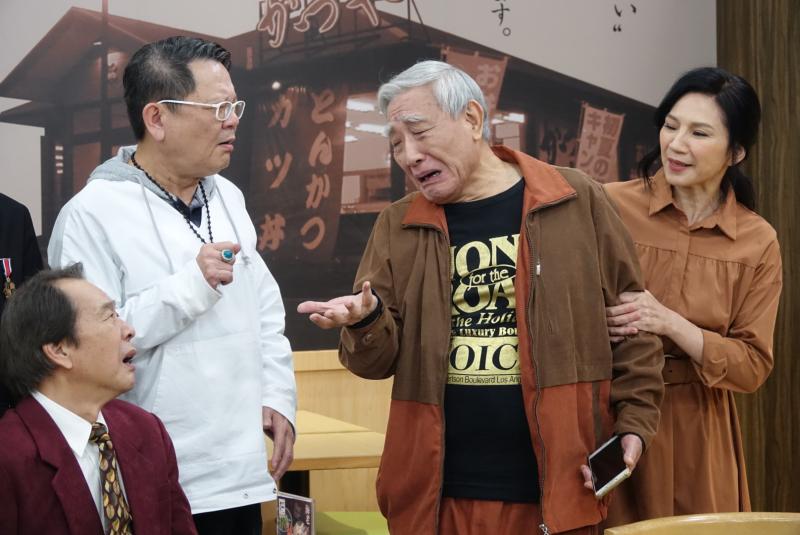 ▲張帝(右二)也在《有家雜貨店》尬一角。(圖
