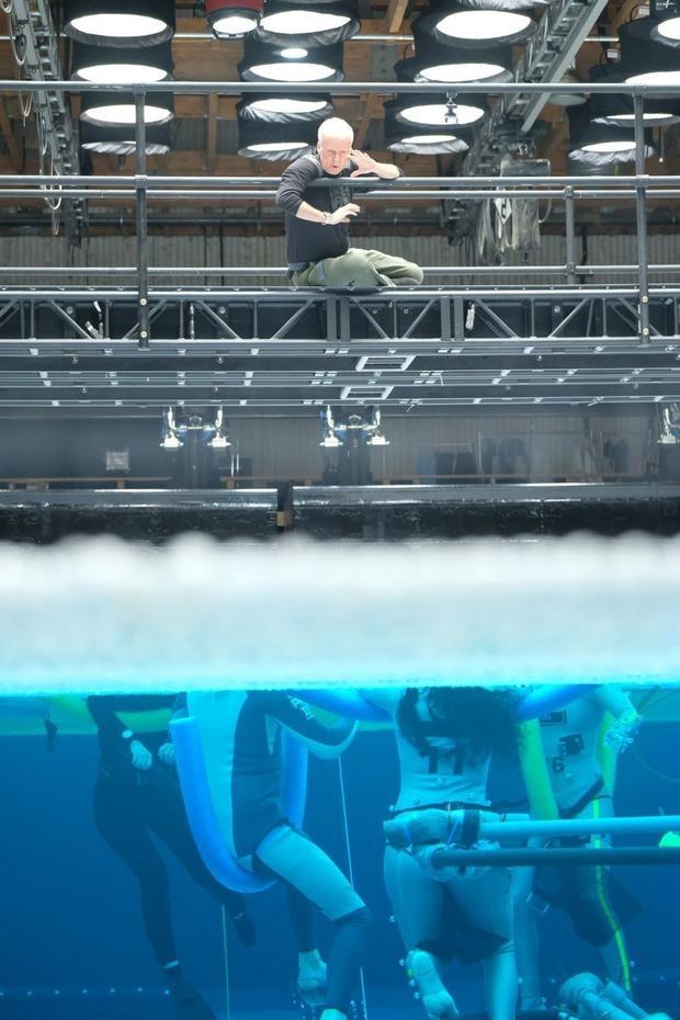 ▲▼詹姆斯卡麥隆導演指揮演員們拍攝水下場景。（圖／《阿凡達2》推特）