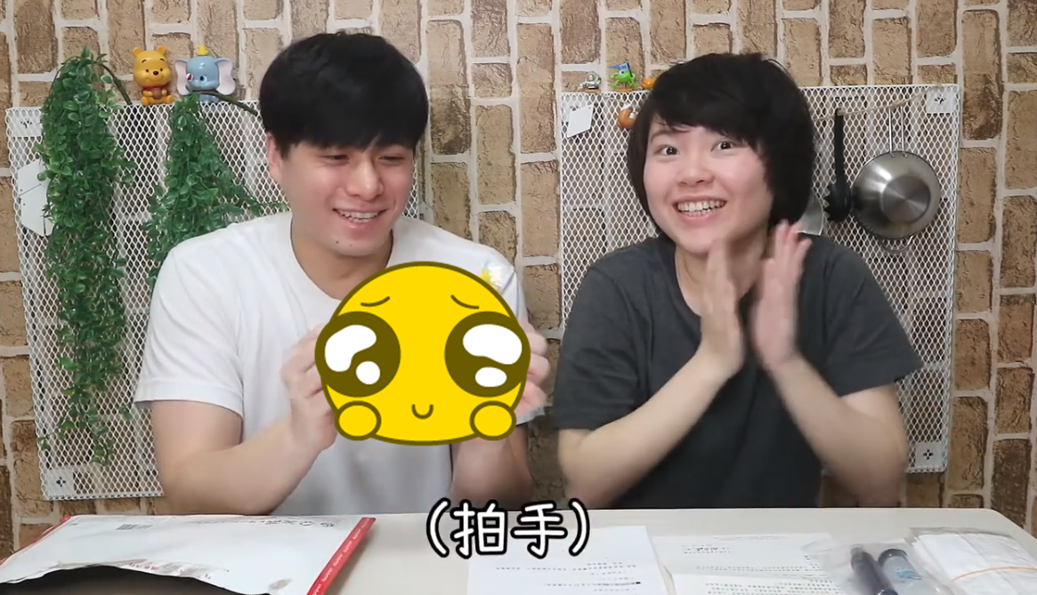 ▲兩位日本留學生，收到來自台北駐日經濟文化代表處寄的關懷包。（圖／翻攝YouTubet呷爸修贏）