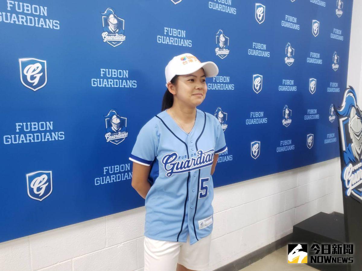 ▲我國高球好手徐薇淩來到新莊棒球場為富邦悍將開球。（圖／黃建霖攝）