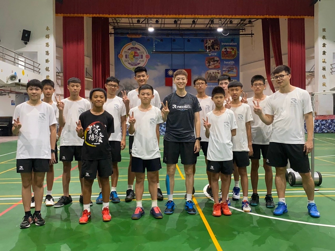 ▲羽球國手白馭珀前進萬巒國中擔任一日教練（白馭珀提供）