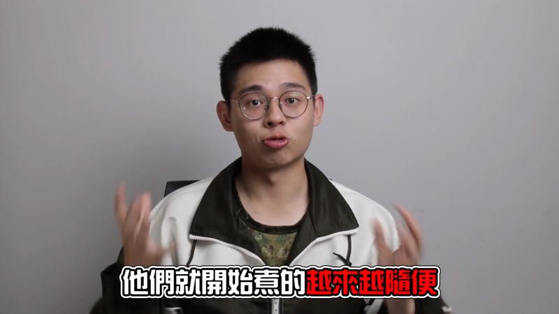 ▲他指出,當兵後的菜色隨著時間越來越詭異。(圖/翻攝Walker先生