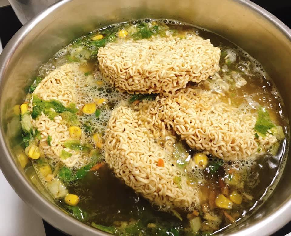 ▲有網友分想好市多一款「秋刀魚泡麵」，讓全場看後全都超新奇。（圖／翻攝自臉書社團「 Costco好市多 商品經驗老實說」）