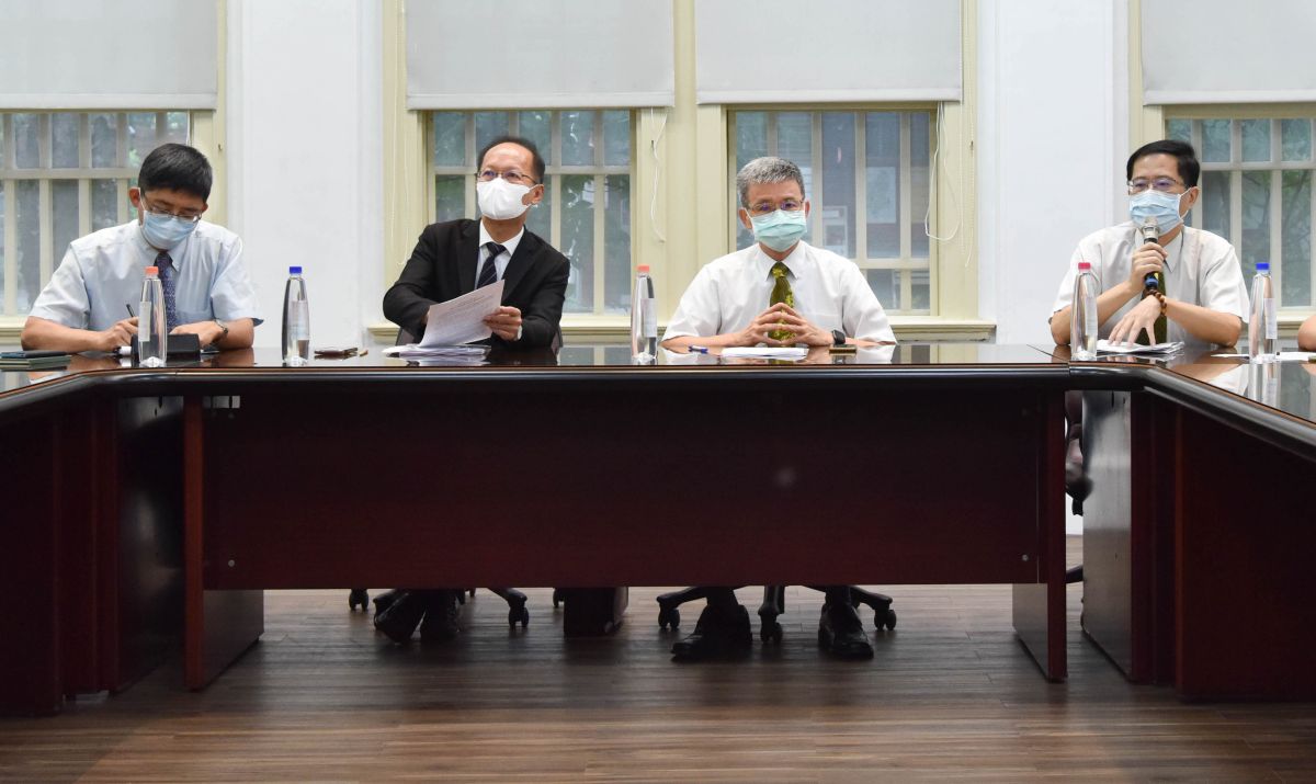 ▲吳正己（右2）今（18）日率領行政團隊，針對該校表演藝術研究所教授夏學理的指控，召開記者會公開澄清。（圖／台師大提供 ）