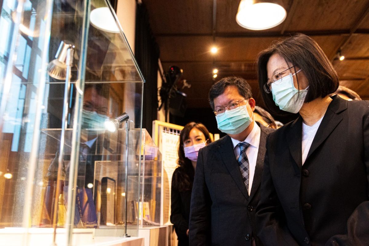 ▲蔡英文在鄭文燦的陪同下，在武德殿追思會現場駐足追憶鍾老的生前著作。（圖／桃園市政府提供）