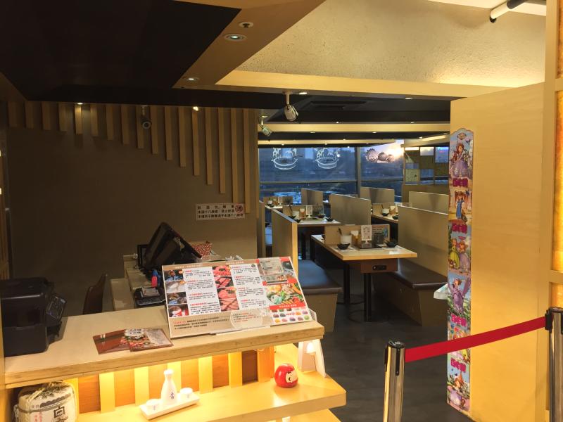 ▲SUKI-YA壽喜屋已經停止營業,營業時間店內空蕩蕩不見任何員工。(圖/記者黃仁杰攝)