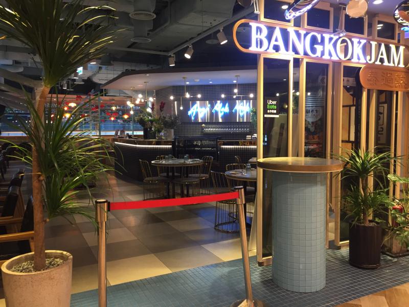 ▲同集團旗下的泰式料理餐廳泰過熱,在上個月已經黯然歇業,但店內裝潢和桌上的餐具仍未撤收。(圖/記者黃仁杰攝)