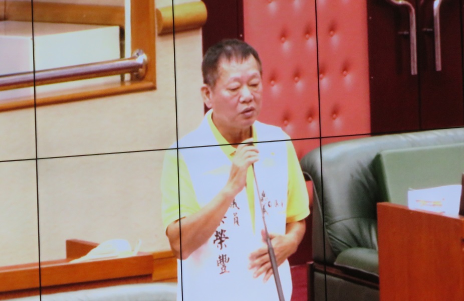 ▲嘉義市議會蔡榮豐議員把乳酪聽成魯肉，在蛋糕中找不到魯肉。（圖／記者陳惲朋攝）