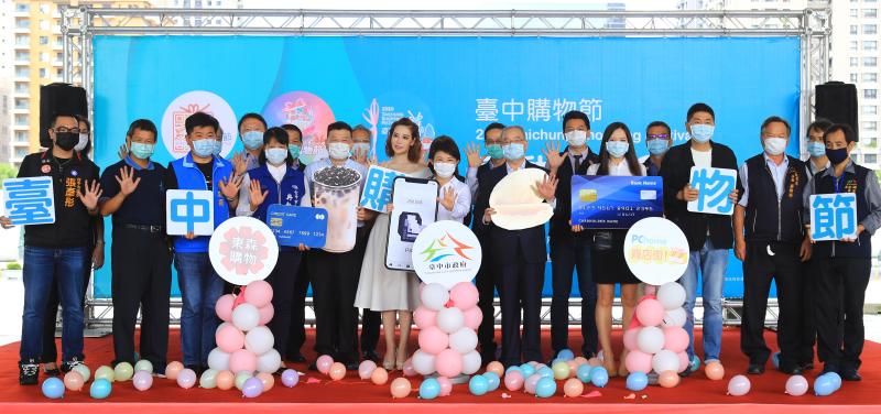 ▲台中市第二購購物節七月登場,今天邀請購物天后斯容與市長盧秀燕共同行銷。(圖/台中市府提供)