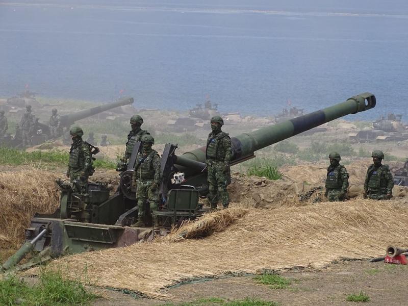 ▲漢光35號演習中,M110自走砲進入射擊掩體後,準備實施反登陸射擊。(圖/記者呂炯昌攝)