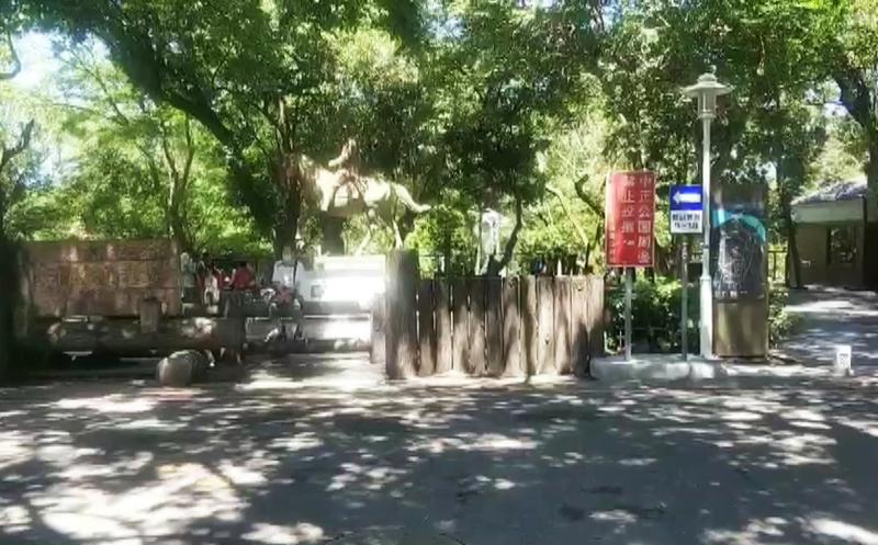 ▲3歲男童當天下午被陳男丟包在大溪的中正公園，民眾報警後才讓家人鬆了一口氣。（圖／中壢分局提供）