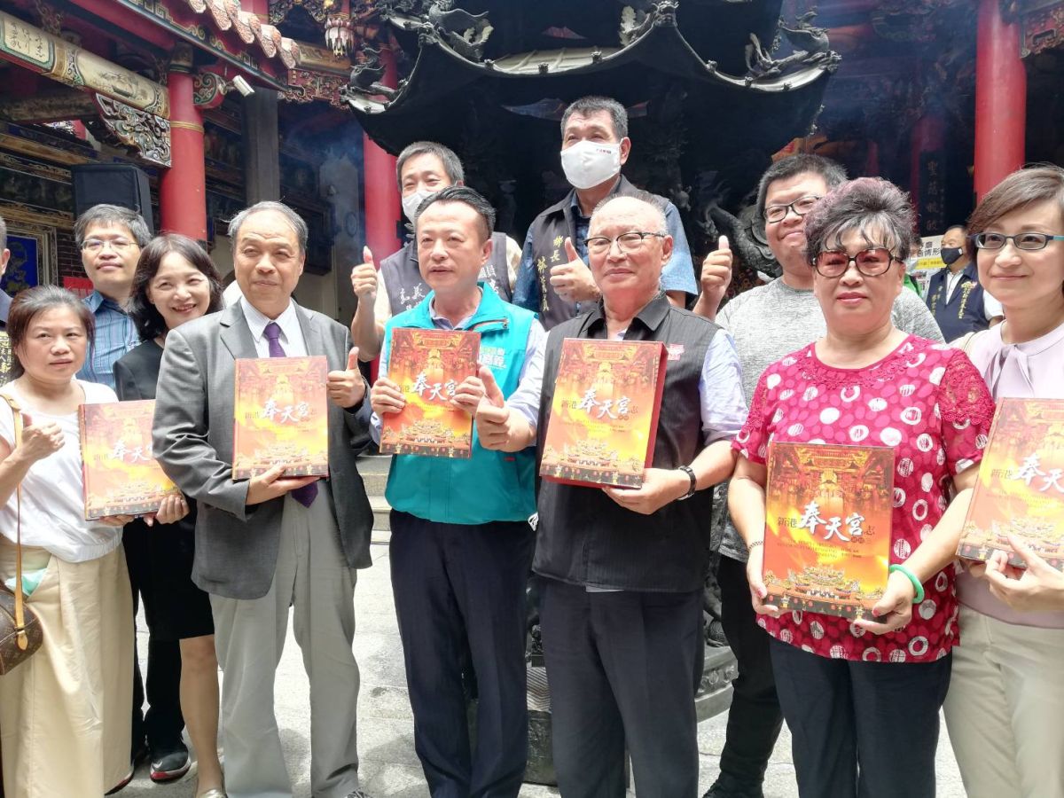 ▲《新港奉天宮志續修》新書出版，65萬字文字稿及許多珍貴照片記錄新港媽祖大小事。（圖/記者邱嘉琪攝，2020.05.18）