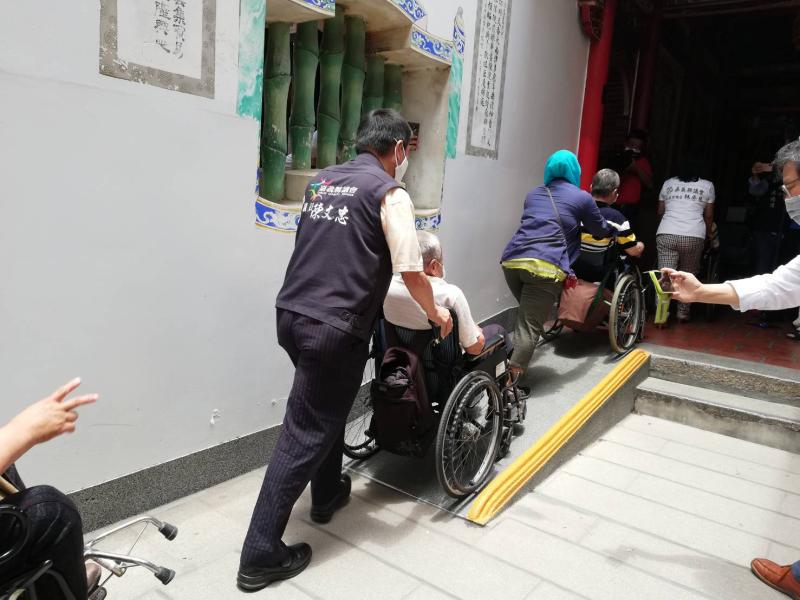 ▲新港奉天宮為嘉義縣政府營造寺廟無障礙友善環境政策示範點,身障朋友、長輩、幼童家長等前往體驗。(圖/記者邱嘉琪攝,2020.05.18)