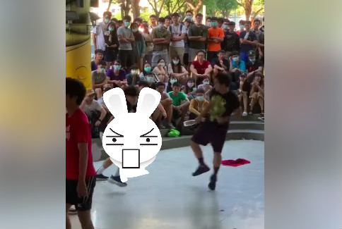 ▲「中興達瑞文」以迴旋飛斧讓原本將落敗的戰局起死回生，意外爆紅。（圖／翻攝自羅馬競技生死鬥）