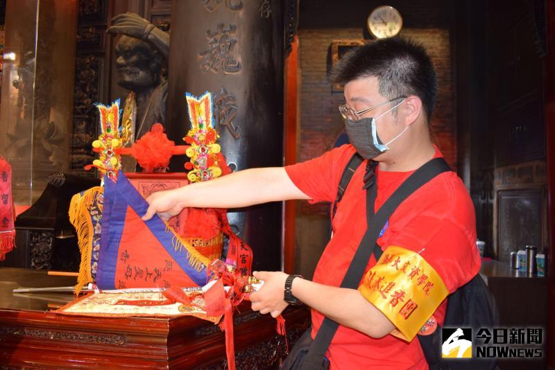 ▲學生復刻進香旗及進香團的臂章。(圖/記者洪佳伶攝,2020.05.18)
