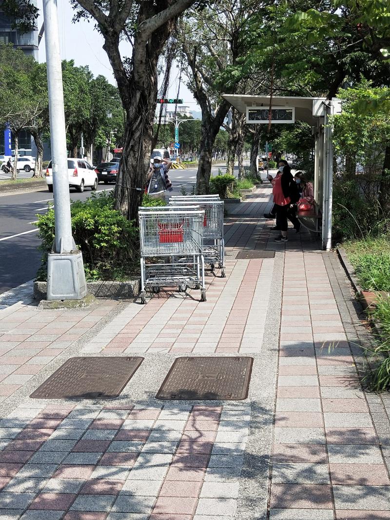 ▲網友發現有推車竟出現在公車亭。(圖/翻攝爆怨公社)