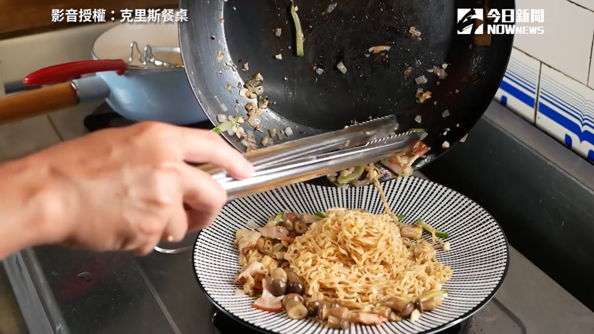 ▲「克里斯餐桌」教大家炒出好味道的炒泡麵（圖／克里斯餐桌　授權）