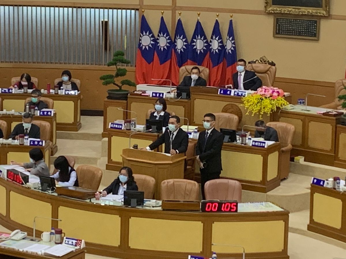 ▲侯友宜回應，市府基層員工每天都很辛苦，每天紓困申請案都爆增爆量，因此新北市才會做出紓困作業手冊。（圖／記者宋原彰攝，2020,05,18）