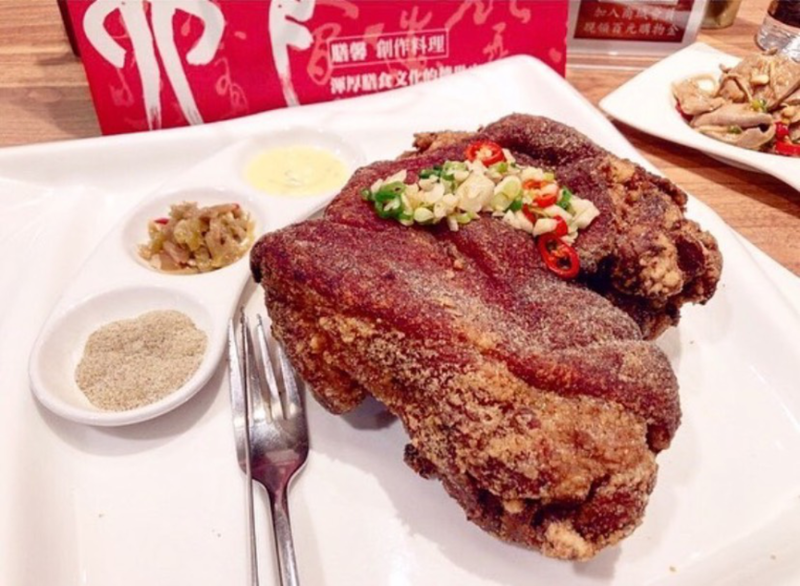 ▲發起聯合行銷的膳馨料理店很有誠意,端出招牌椒鹽大元蹄為大家加菜。(圖/業者提供)
