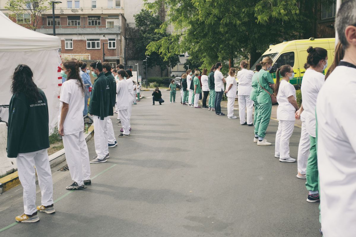 ▲比利時布魯塞爾的聖皮爾醫院，醫療人員用背對迎接總理視察的方式無聲抗議。（圖／達志影像／AP）