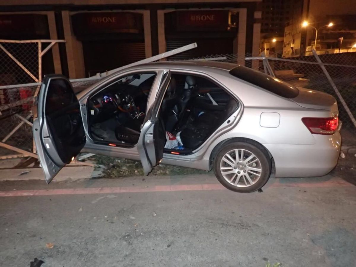 ▲肇事車輛卡在工地圍籬。（圖／記者陳聖璋翻攝）