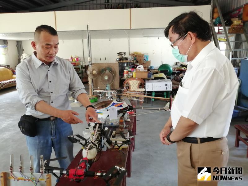 ▲莊豐嘉（圖左）從軍中退役後，便致力於無人飛行器的研究工作，他是建國科技大學無人遙控飛行器研發團隊的靈魂人物，亦為台灣參與國內外無人機競賽獲獎的常客。（圖／記者陳雅芳攝，2020.05.18）