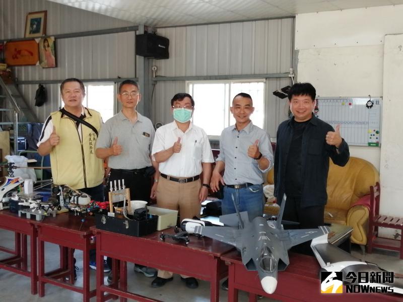 ▲莊豐嘉在脫下軍裝後投入學術研究,從執干戈以衛社稷到順利稱霸無人機學術領域,足堪為榮民表率。(圖/記者陳雅芳攝,2020.05.18)