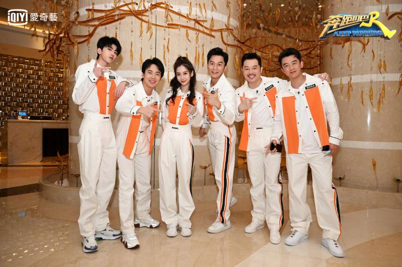▲《奔跑吧4》MC成員(左起)蔡徐坤、郭麒麟、Angelababy、李晨、沙溢、鄭愷合體宣傳。(圖/愛奇藝台灣站)