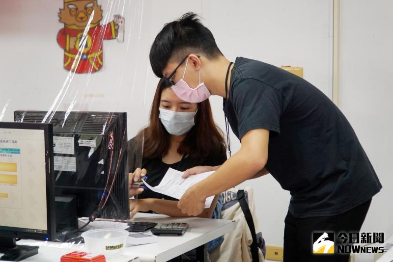 ▲大葉大學會計資訊學系大三生組成納稅服務隊,到國稅局員林稽徵所實習,協助民眾報稅相關事宜,學生熱情積極的服務態度,深獲好評。(圖/記者陳雅芳攝,2020.05.18)