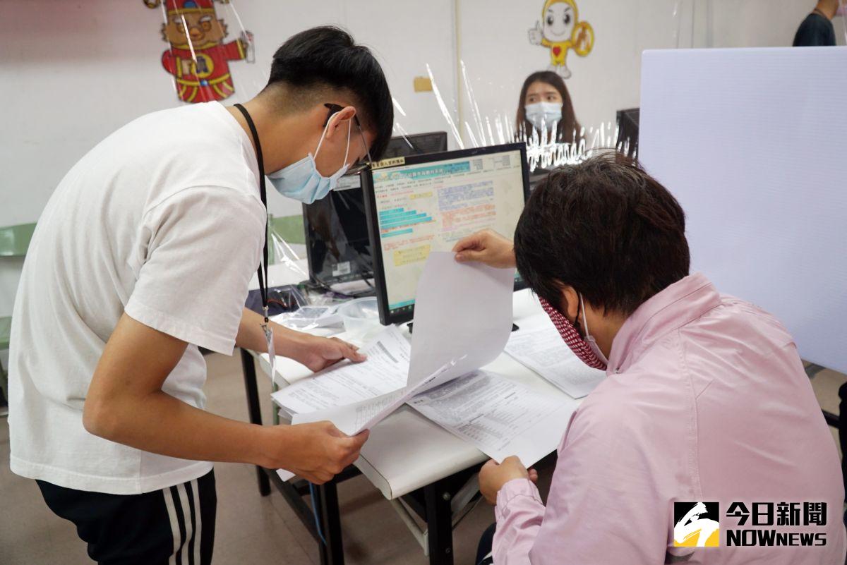 ▲五月個人所得稅申報起跑，大葉大學會資系學生進駐員林稽徵所，協助報稅作業。（圖／記者陳雅芳攝，2020.05.18）