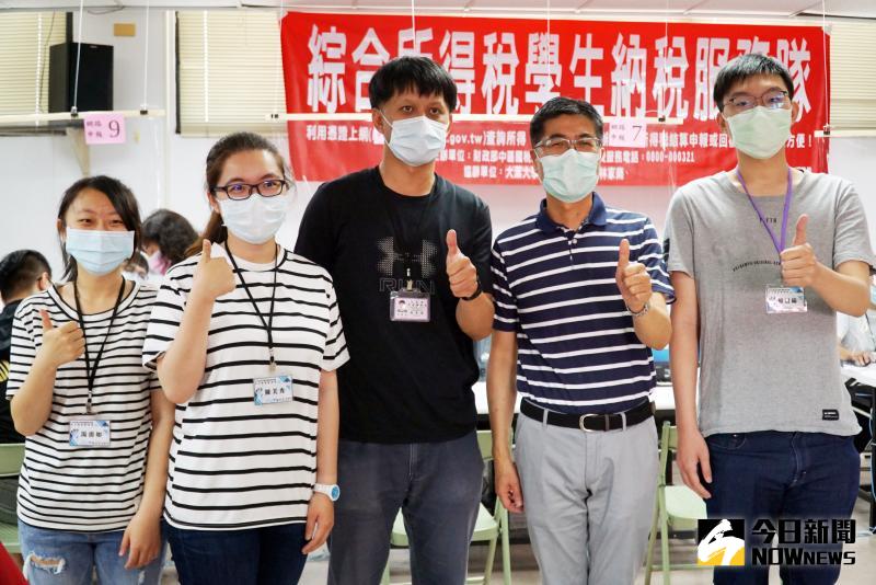 ▲國稅局員林稽徵所稅務員李長憲肯定學生表現。(圖/記者陳雅芳攝,2020.05.18)