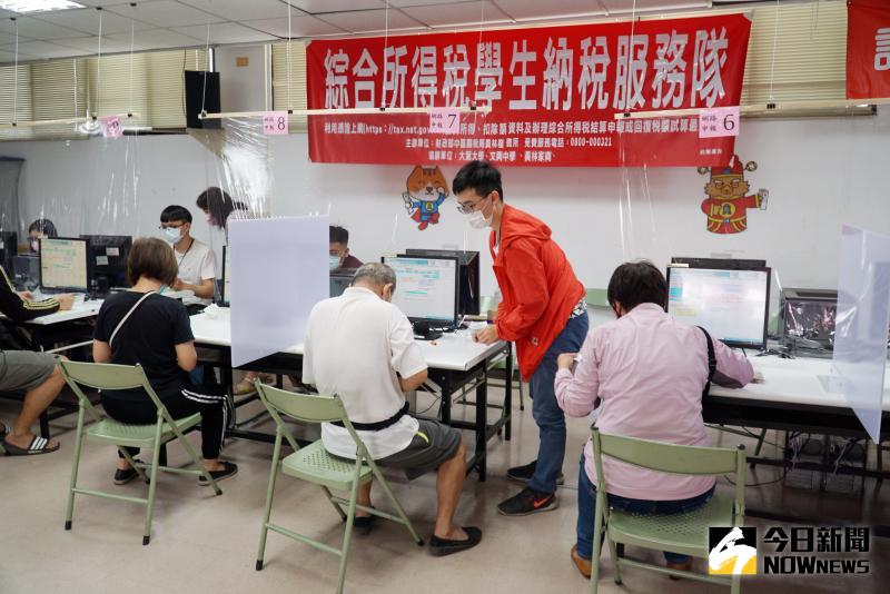 ▲大葉大學會計資訊學系參與納稅服務,協助民眾網路申報作業,實習過程有助於學生累積實務經驗。(圖/記者陳雅芳攝,2020.05.18)
