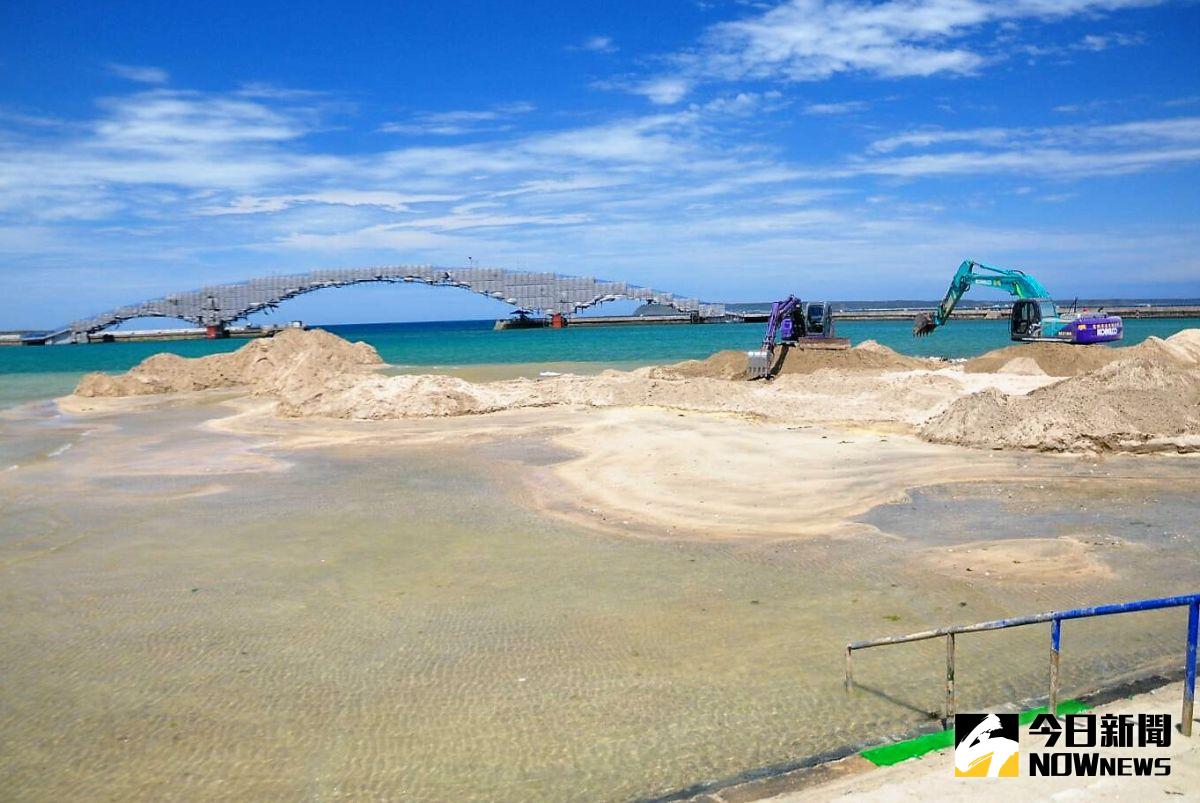 ▲澎湖縣政府目前進行的清砂是由於每年東北季風將砂堆積在岸邊，如果不在颱風汛期往海裡回推，會破壞觀音亭岸邊設施與景觀。（圖／記者張塵攝，2020.05.18）