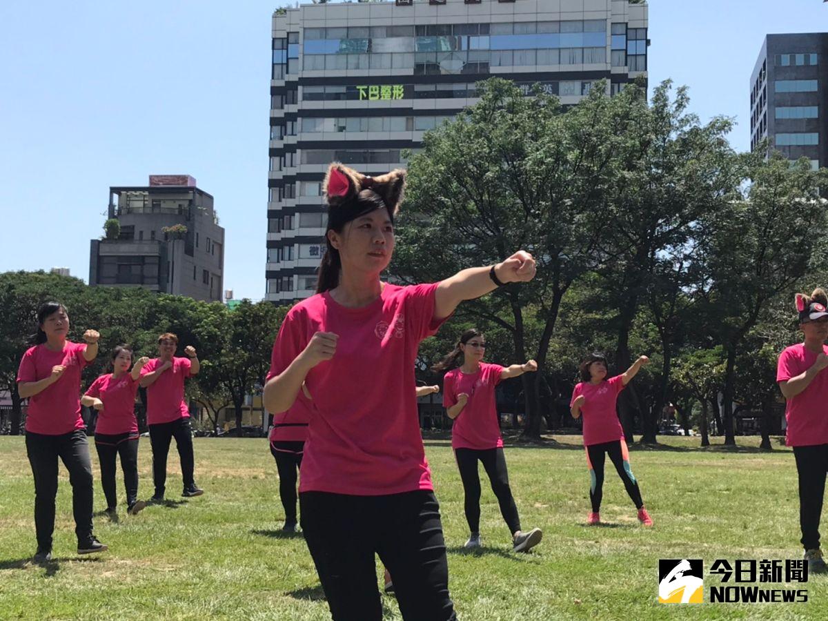▲配合防疫，安排草悟道綠地戶外快閃有氧舞蹈。（圖/記者陳雅芳攝）
