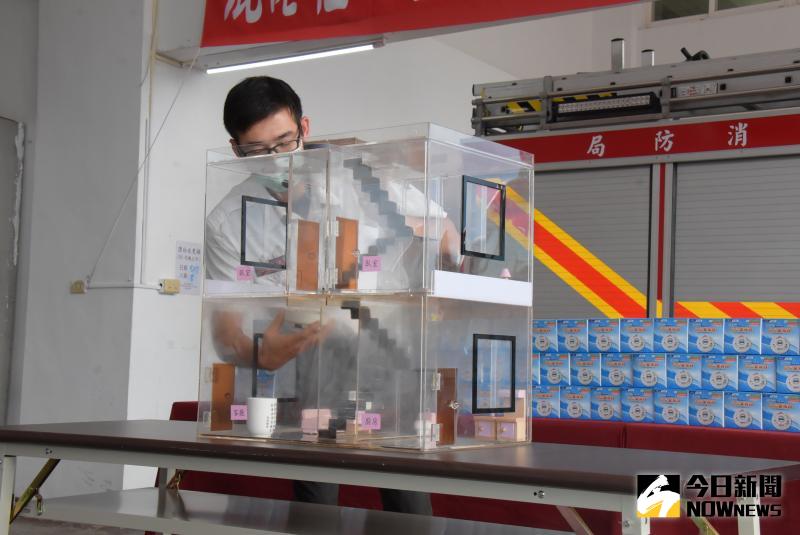 ▲示範住警器可以在火災發生初期偵測煙熱,並發出警報聲響。(圖/記者陳雅芳攝,2020.05.18)