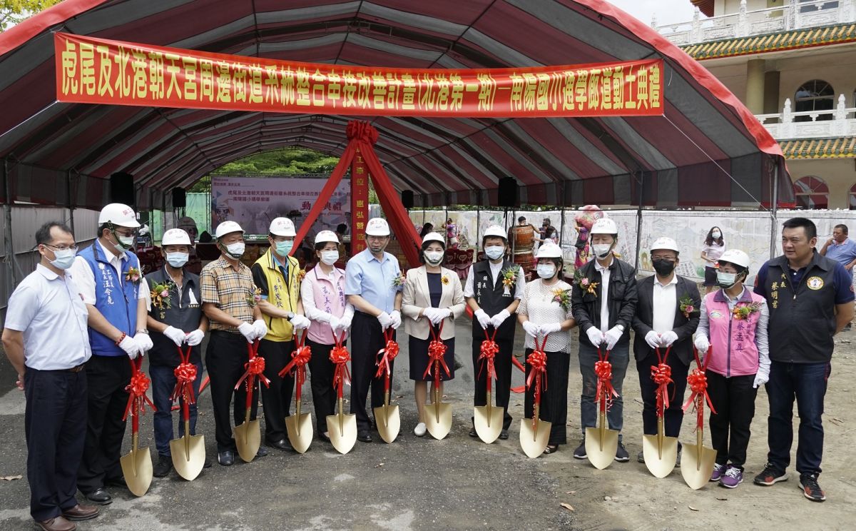 ▲縣長張麗善主持南陽國小通學廊道動土典禮，聯袂地方政要持鏟動土，祈求工程順利圓滿。（圖／記者蘇榮泉攝，2020.05.18）