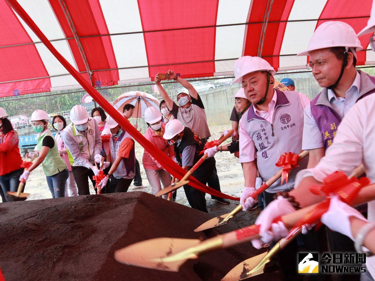 ▲員林市大峯社區暨村里集會所活動中心新建工程，由彰化縣副縣長洪榮章、員林市長游振雄共同持鏟進行動土儀式。（圖／記者陳雅芳攝，2020.05.18）