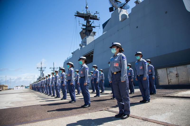 ▲國防部長嚴德發、海軍司令劉志斌18上午主持海軍敦睦艦隊恢復戰備典禮全體官兵齊唱海軍軍歌,向世人展現保家衛國決心。(圖/軍聞社提供.20020.5.18)