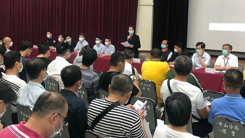 台北市政府今天(18日)晚間在市警局中山分局,召開酒店業復業申請說明會,由副市長黃珊珊主持會議。