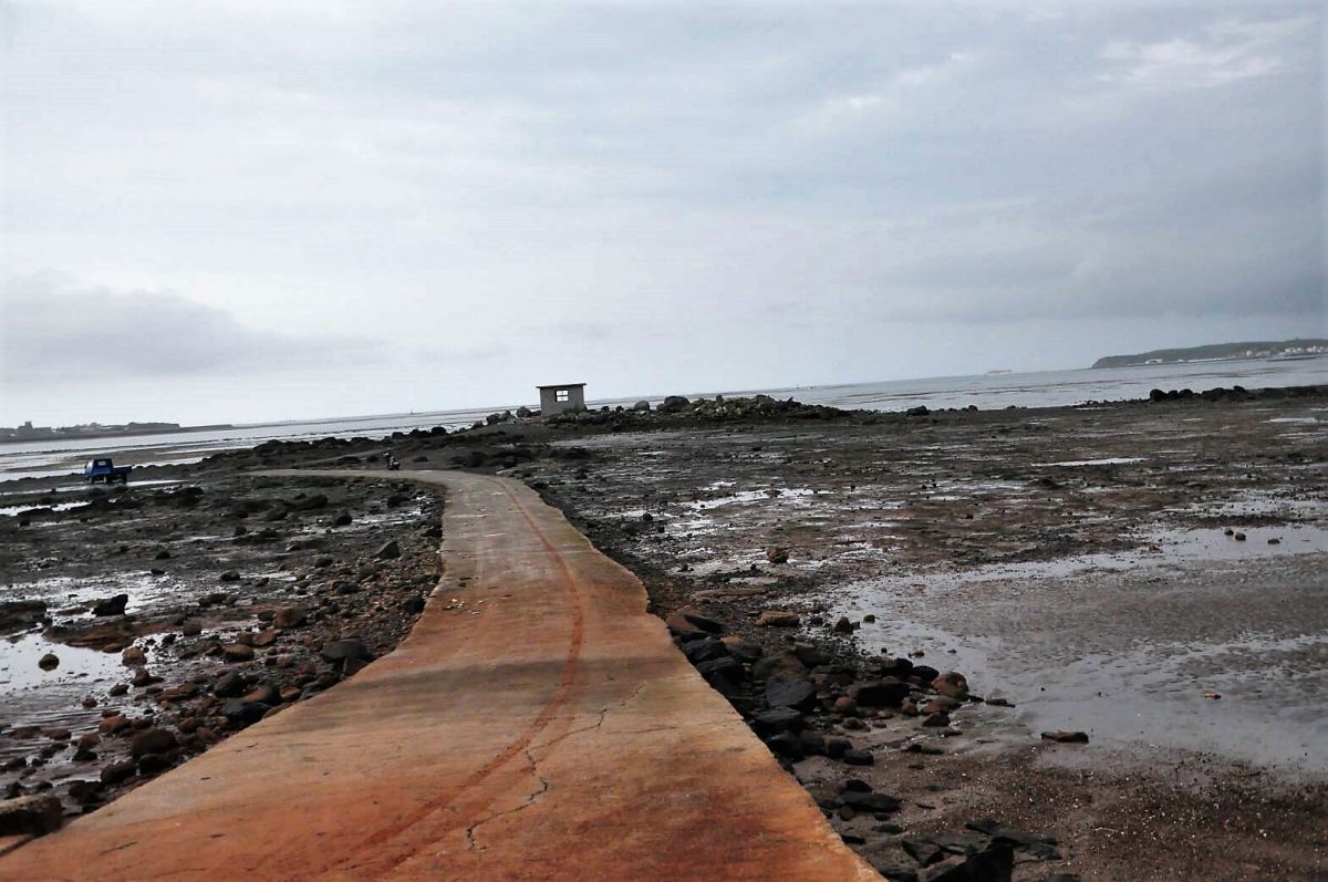 ▲澎湖白沙講美村的知名網美拍照景點「海中碉堡」，在18日晚間發生一起老翁釣魚失蹤案件，消防局與海巡人員同步加強救援。（圖／民眾提供）