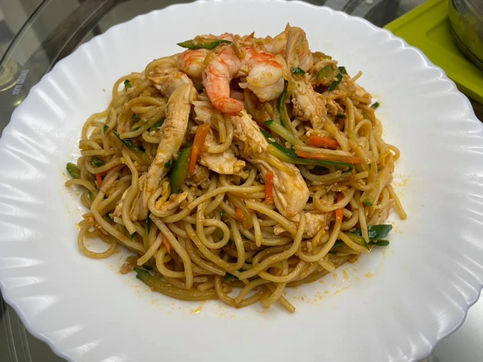 ▲被阿嬤炒後的「辣味鮮蝦雞絲冷麵」，瞬間升級為「家常海鮮炒麵」，看起來也相當可口。（圖／翻攝自Costco好市多 商品經驗老實說）