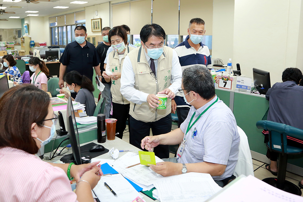 ▲台南市長黃偉哲特地至區公所送上綠豆湯，慰問受理疏困金辛勞的工作人員（圖／記者林怡孜攝，2020,05,18）