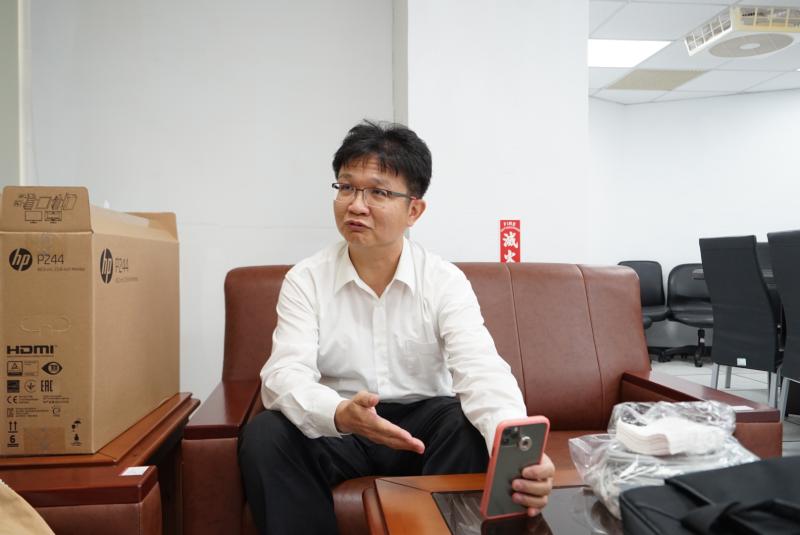 ▲陳俊廷說明,VDI系統不受時空限制,學生可隨時隨地進入系統。攝影:柯博文